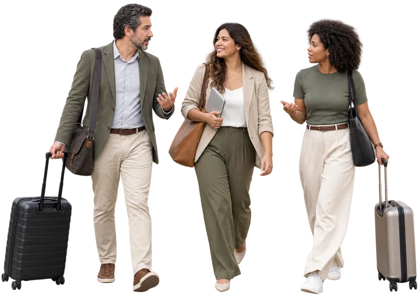 Três colegas caminhando juntos com bagagem de mão.